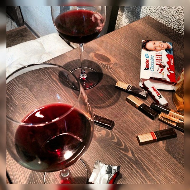 Бокал вина на столе реальное фото
